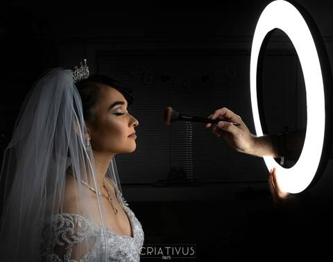 Inspiração e ideias criativas de fotos fotográfico de Making Of da noiva no  Studio Rafael Benneton '