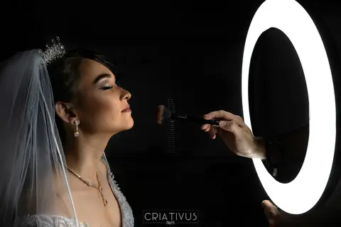 Inspiração e ideias criativas de fotos fotográfico de Making Of da noiva no  Studio Rafael Benneton '