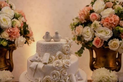 Inspiração e ideias criativas de fotos fotográfico de decoração de casamento mesa do bolo  no Espaço Mariana '