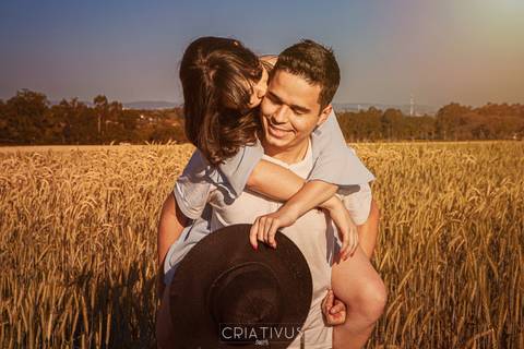 Inspiração e ideias criativas  ensaio fotográfico pré casamento de casal Holambra'
