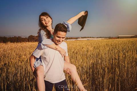 Inspiração e ideias criativas  ensaio fotográfico pré casamento de casal Holambra'