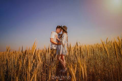 Inspiração e ideias criativas  ensaio fotográfico pré casamento de casal Holambra'