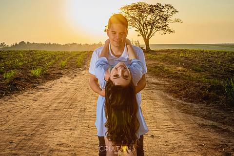 Inspiração e ideias criativas  ensaio fotográfico pré casamento de casal Holambra'