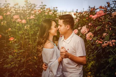 Inspiração e ideias criativas  ensaio fotográfico pré casamento de casal Holambra'