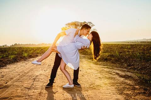 Inspiração e ideias criativas  ensaio fotográfico pré casamento de casal Holambra'