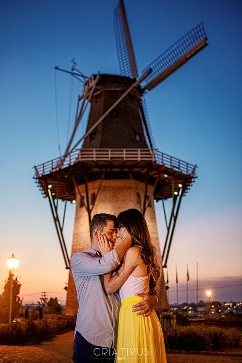 Inspiração e ideias criativas  ensaio fotográfico pré casamento de casal Holambra'