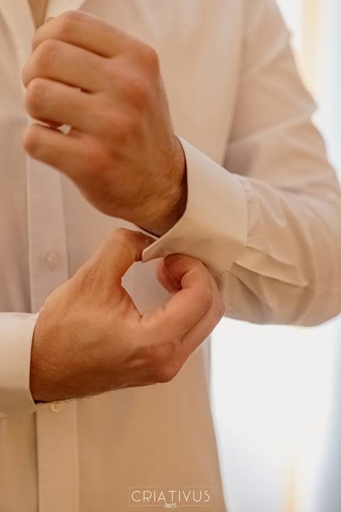 Inspiração e ideias criativas de fotos fotográfico de Making Of do noivo no Blue Tree Towers Anália Franco'