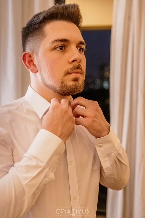 Inspiração e ideias criativas de fotos fotográfico de Making Of do noivo no Blue Tree Towers Anália Franco'