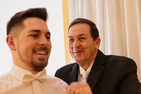 Inspiração e ideias criativas de fotos fotográfico de Making Of do noivo no Blue Tree Towers Anália Franco'