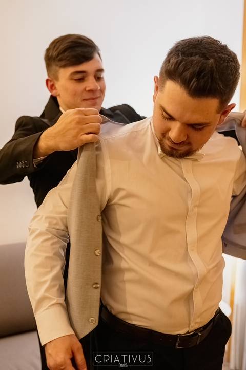 Inspiração e ideias criativas de fotos fotográfico de Making Of do noivo no Blue Tree Towers Anália Franco'