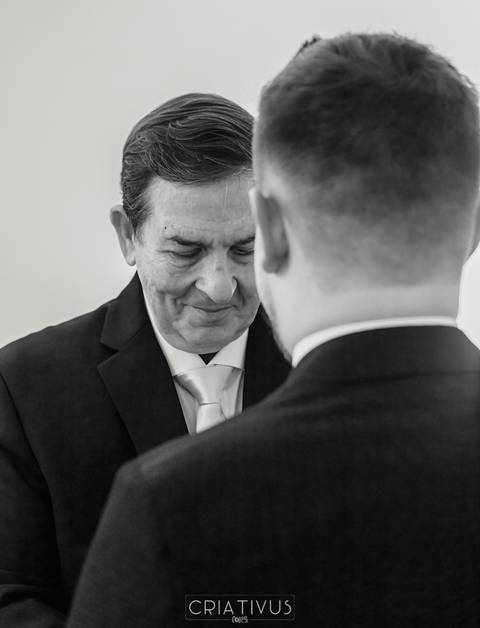 Inspiração e ideias criativas de fotos fotográfico de Making Of do noivo no Blue Tree Towers Anália Franco'