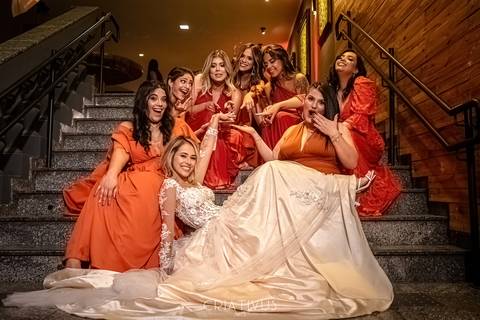 Inspiração e ideias criativas de fotos fotográfico de casamento com madrinhas  Mediterrâneo Tatuapé-SP'