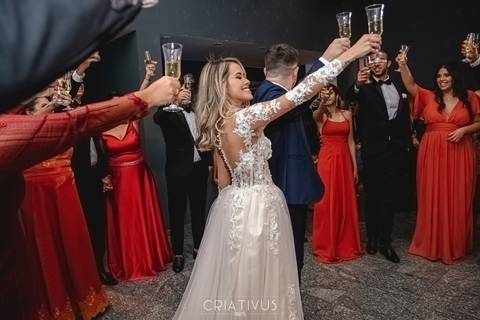 Inspiração e ideias criativas de fotos fotográfico de casamento com madrinhas e padrinhos no Mediterrâneo Tatuapé-SP'
