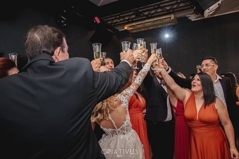 Inspiração e ideias criativas de fotos fotográfico de casamento com madrinhas e padrinhos no Mediterrâneo Tatuapé-SP'