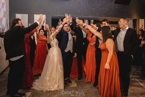 Inspiração e ideias criativas de fotos fotográfico de casamento com madrinhas e padrinhos no Mediterrâneo Tatuapé-SP'