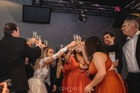 Inspiração e ideias criativas de fotos fotográfico de casamento com madrinhas e padrinhos no Mediterrâneo Tatuapé-SP'