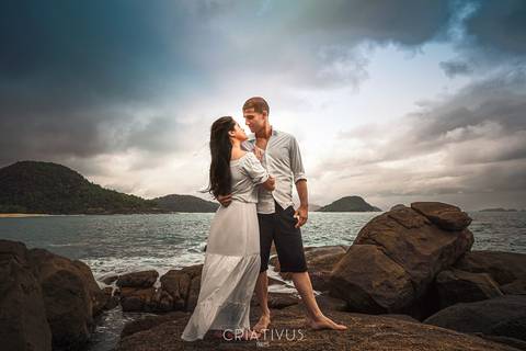 Inspiração e ideias criativas  ensaio fotográfico pré casamento de casal Ubatuba'