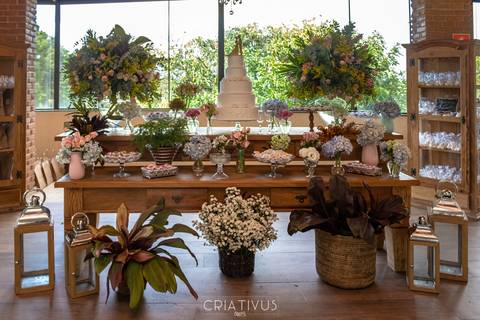 Inspiração e ideias criativas de fotos fotográfico de decoração de casamento mesa do bolo no Espaço Romance'