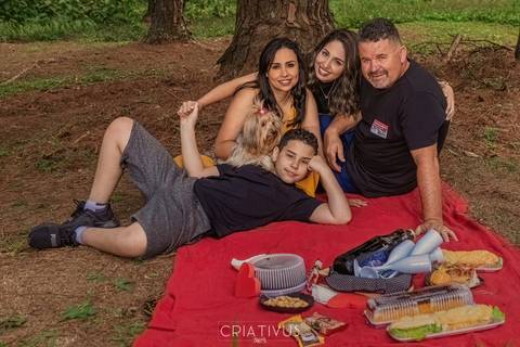 Inspiração e ideias criativas  ensaio fotográfico pré casamento de casal  com a família na Aldeia da Serra'
