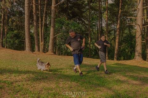 Inspiração e ideias criativas  ensaio fotográfico pré casamento de casal com bichinho de estimação na Aldeia da Serra'