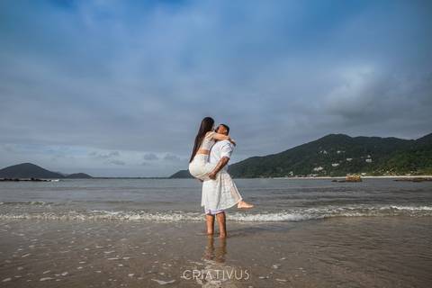 Inspiração e ideias criativas ensaio fotográfico pré casamento de casal na praia das conchas'
