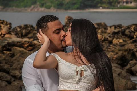 Inspiração e ideias criativas ensaio fotográfico pré casamento de casal na praia das conchas'