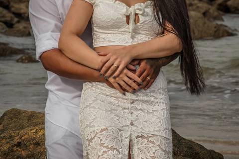 Inspiração e ideias criativas ensaio fotográfico pré casamento de casal na praia das conchas'