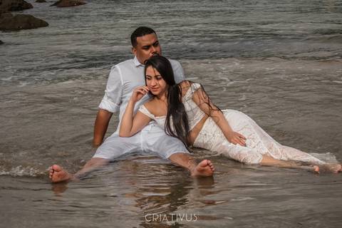 Inspiração e ideias criativas ensaio fotográfico pré casamento de casal na praia das conchas'