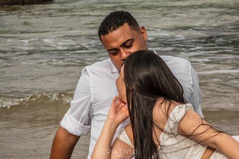 Inspiração e ideias criativas ensaio fotográfico pré casamento de casal na praia das conchas'