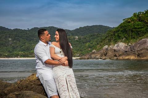Inspiração e ideias criativas ensaio fotográfico pré casamento de casal na praia das conchas'