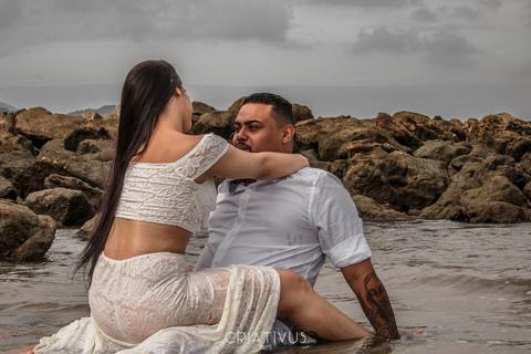 Inspiração e ideias criativas ensaio fotográfico pré casamento de casal na praia das conchas'