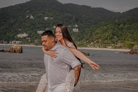 Inspiração e ideias criativas ensaio fotográfico pré casamento de casal na praia das conchas'