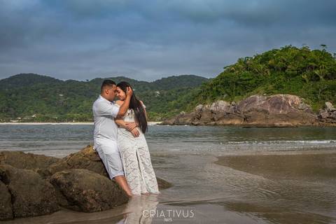 Inspiração e ideias criativas ensaio fotográfico pré casamento de casal na praia das conchas'