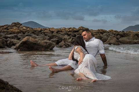 Inspiração e ideias criativas ensaio fotográfico pré casamento de casal na praia das conchas'