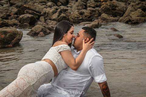 Inspiração e ideias criativas ensaio fotográfico pré casamento de casal na praia das conchas'