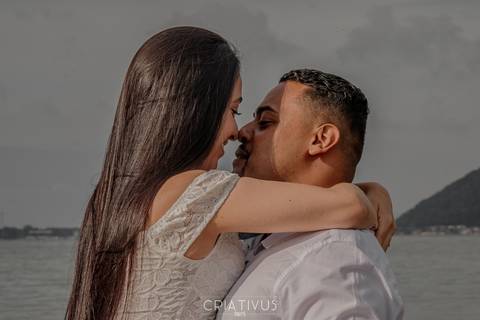 Inspiração e ideias criativas ensaio fotográfico pré casamento de casal na praia das conchas'