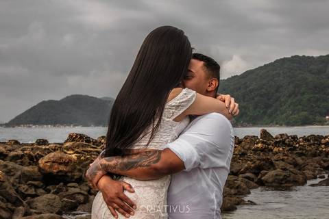 Inspiração e ideias criativas ensaio fotográfico pré casamento de casal na praia das conchas'