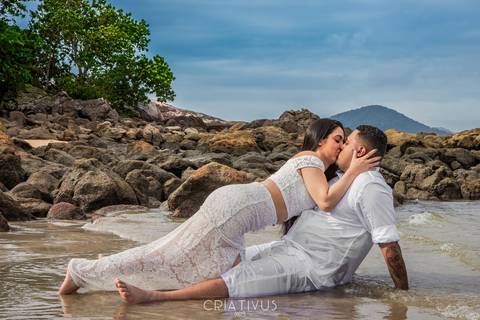 Inspiração e ideias criativas ensaio fotográfico pré casamento de casal na praia das conchas'
