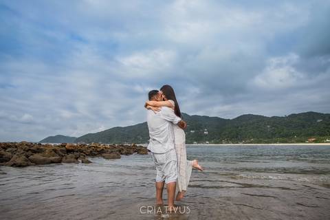 Inspiração e ideias criativas ensaio fotográfico pré casamento de casal na praia das conchas'