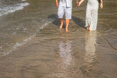 Inspiração e ideias criativas ensaio fotográfico pré casamento de casal na praia das conchas'