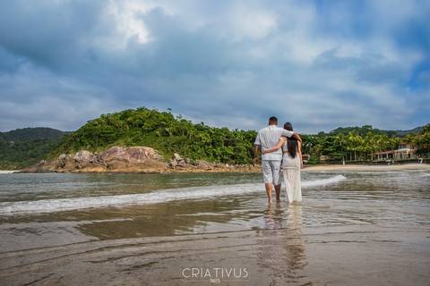 Inspiração e ideias criativas ensaio fotográfico pré casamento de casal na praia das conchas'