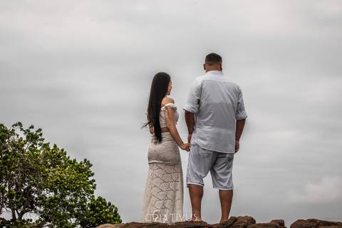 Inspiração e ideias criativas ensaio fotográfico pré casamento de casal na praia das conchas'