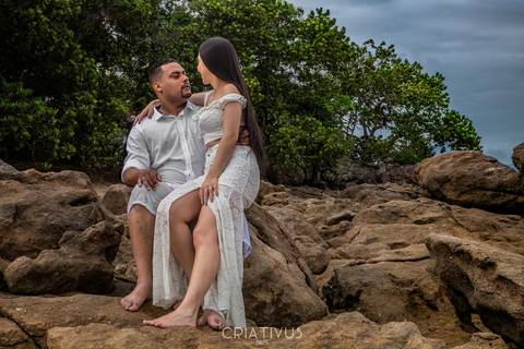 Inspiração e ideias criativas ensaio fotográfico pré casamento de casal na praia das conchas'