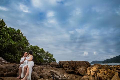 Inspiração e ideias criativas ensaio fotográfico pré casamento de casal na praia das conchas'