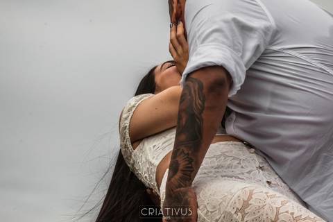 Inspiração e ideias criativas ensaio fotográfico pré casamento de casal na praia das conchas'