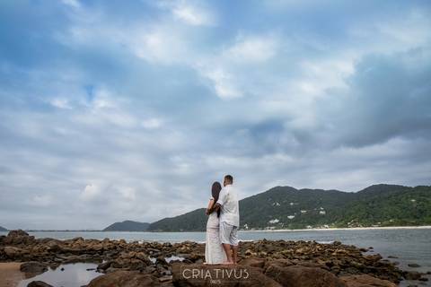 Inspiração e ideias criativas ensaio fotográfico pré casamento de casal na praia das conchas'
