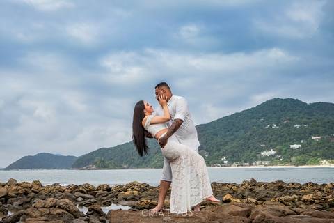 Inspiração e ideias criativas ensaio fotográfico pré casamento de casal na praia das conchas'