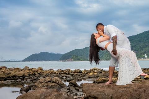 Inspiração e ideias criativas ensaio fotográfico pré casamento de casal na praia das conchas'