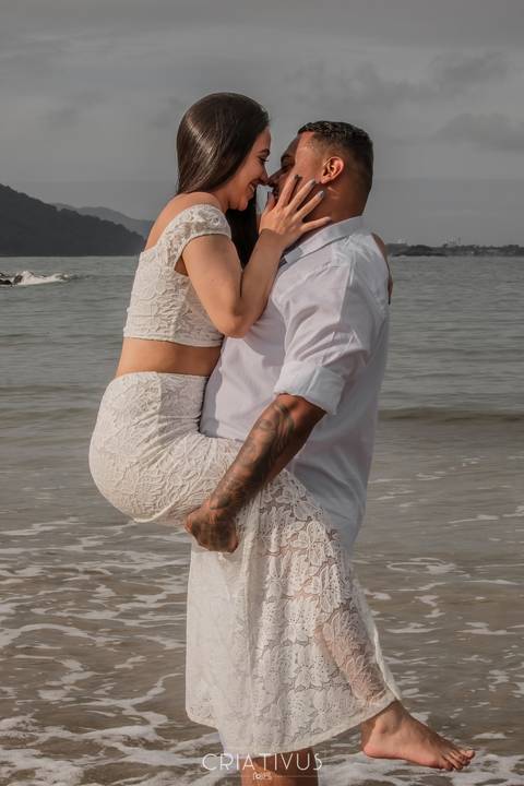 Inspiração e ideias criativas ensaio fotográfico pré casamento de casal na praia das conchas'