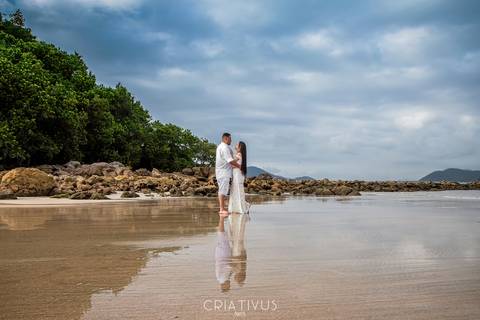 Inspiração e ideias criativas ensaio fotográfico pré casamento de casal na praia das conchas'